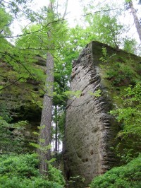 vstup do skalního hradu od obce Podháj