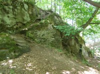 zbytky skalních schodů vedoucí na skalní plošinu
