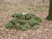 tato kupa kamení jsou dle mého názoru kamenné koule do obléhacích praků při obléhání hradu