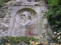 reliéf Jaroslava Vrchlického v údolí Vrchlice pod sv. Barborou