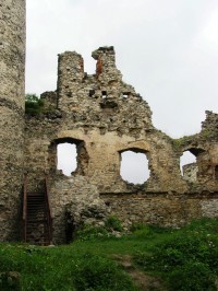 zřícenina hradu Sukoslav, schody do věže jsou již připraveny