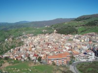 Sicilské město Cesaro u jižním svahům pohoří Nebrodi a Cristo Signore della Montagna
