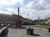 Vizovice – Sloup se sochou Bolestné Panny Marie na Masarykově náměstí
