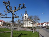 Lázně Bohdaneč a barokní kostel sv. Maří Magdalény s komínem na střeše