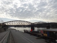 Praha a železniční most, někdy též zvaný Vyšehradský
