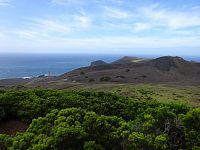 Azory – ostrov Faial – sopka Vulcao dos Capelihnos a maják Farol dos Capelinhos