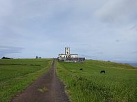 Azory – ostrov Faial – maják a dům nejenom na východě ostrova