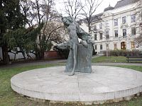 Obrázky z Brna – sochy, sousoší, pomníky či památníky XIV – Liška Bystrouška na Janáčkově náměstí