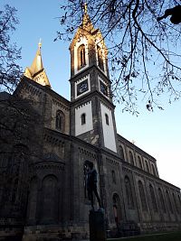 Praha a socha Husitského práčete v Karlíně