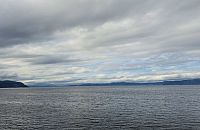 Trondheim, dříve Nidaros (ale to já nepamatuji) leží u 130 km dlouhého fjordu, který nese jeho jméno, Trondheimsfjorden. Ve městě ústí do moře meandrující řeka Nidelva. Samá voda, kam se člověk podívá.