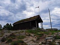 Návštěvu vyhlídky chceme spojit s dopolední kávou. Restaurace Vardestua je však uzavřená, i když to vypadá, že funguje. Majitel patrně nestojí o útratu a hosty, jejichž počtem je zaskočen a raději odjíždí.