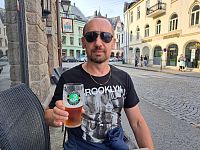 Poté, co Vinmonopolet zavřou, spustí v běžných obchodech přes příslušné regály rolety a člověk si koupí pouze nízkoalkoholické pivo, nic víc.
