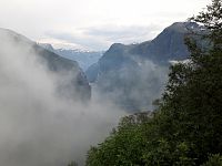 Nejprve zastavujeme u dvou vyhlídek, přičemž u té druhé přemlouváme mlhu, aby na chvíli odešla.