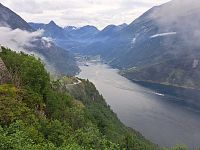 Následuje „fuj“ sjezd dolů do vesničky Geiranger, kde jsme chtěli původně zastavit. Ale vítají nás tady davy šílených turistů, kteří se hrnou dolů jako proudy vody po přívalových deštích.