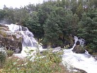 Vedle těch známých, slavných a nejnavštěvovanějších, jsou tady i menší, klidnější, ale často kouzelnější. Nevím, zda někdo zmapoval a spočítal, kolik vodopádů mají v této zemi.