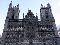 Západní průčelí zdobí 44 soch inspirovaných Biblí a norskou historií. Na průčelí chrámu našli své místo Adam s Evou, starozákonní proroci, archandělé, světci, Panna Marie, Kristus.