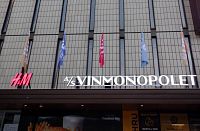 Státní prodejny alkoholu se jmenují Vinmonopolet a mají omezenou pracovní dobu. Když zavřou, tak v běžném supermarketu lze koupit pouze nízkoalkoholické pivo a podobné míchané „nízkooktanové“ nápoje.