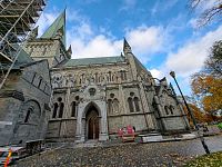 Ale zpět do Trondheimu. Třeba objevovat sochy, pomníky či památníky. Pan Thomas Angell byl norský obchodník a podnikatel, který zdědil velké jmění po rodičích.
