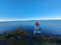 Hned vedle zmíněné restaurace Ladekaia je zajímavý maják a úžasné výhledy na Trondheimsfjorden.