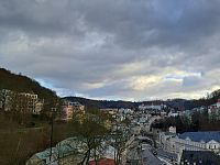 Karlovy Vary a vyhlídkový altán nedaleko vily Lützow