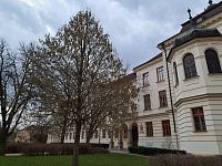 Město Benešov a budova zdejšího Gymnázia