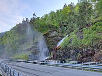 Obrázky z Norska – vodopád Svandalsfossen a rezavé schody