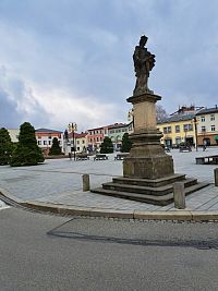 Rožnov pod Radhoštěm a Socha sv. Jana Nepomuckého na náměstí