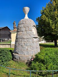Křimice a pomník mistra Jana Husa před zámkem