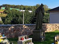 Obrázky z Broumovska a Jan Nepomucký ve Vižnově u kostela sv. Anny