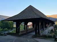 Obrázky ze Schwarzwaldu – Jan Nepomucký u dřevěného mostu ve Forbachu