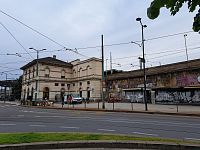 Obrázky z Milána a Piazza Enrico Bottini náměstí a vlakové nádraží Milano Lambrate