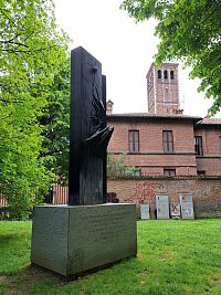 Obrázky z Milana a pomník vedle Baziliky svatého Ambrože