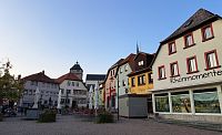 Pohoří Rhön a kostel sv. Jiří v Bischofsheim an der Rhön