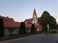 Pohoří Rhön a kostel Evangelisch-lutherische Pfarrkirche, Christuskirche v Bischofsheim in der Rhön