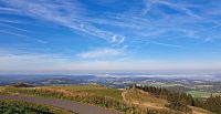 Pohoří Rhön a pomník na skalce na Wasserkuppe