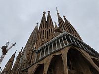Barcelona a Sagrada Família se stále staví, práce je zde jako na kostele