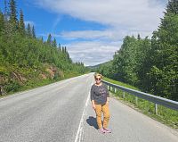 Kousek za městečkem Namsskogan překračujeme slavnostně 65. rovnoběžku. Další významný milník v naší cestě na sever.