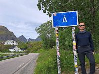 Nacházíme se ve vesničce s nejkratším názvem na světě – „Å“. Tato rybářská vesnička se pyšní také označením „nejjižnější vesnice Lofot“. I sušené tresky, kdyby mohly mluvit, by nám záviděly naše boty.