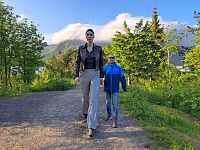 Dáma poněkud zkameněla. Zřejmě pohledem na mé nohy v botách od firmy Northfinder. Asi ji došlo, že se v její velikosti nedají koupit.