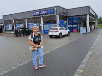 Na okraji obce Skedsmokorset překračujeme slavnostně 60. severní rovnoběžku. Tím, že bydlíme přibližně na padesáté, zvládly trika „překonat“ deset rovnoběžek za jeden a kousek dne.