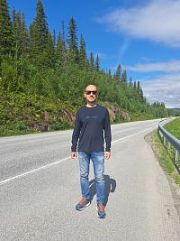 Kousek za městečkem Namsskogan překračujeme slavnostně 65. rovnoběžku. Další významný milník v naší cestě na sever. Toto oblečení je přímo učené pro 65. rovnoběžku