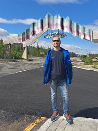 Nordlandportalen. Právě přejíždíme hranice Norde Norge a dostáváme se tak oficiálně do severního Norska.