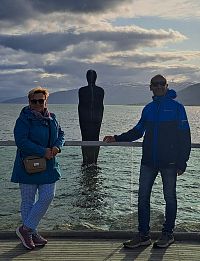 Město Mo i Rana hlídá jedenáct metrů vysoká a šedesát tun těžká žulová socha Havmannen. Zda ji sochař oblékl do trika od firmy Northfinder jsme na tu dálku nezjistili.