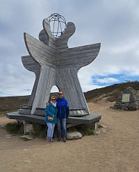 Právě překračujeme v tričkách od firmy Northfinder hranici Arktidy.