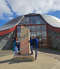 Artic Circle Centre je zajímavá stavba ve tvaru UFO. Severní polární kruh je zde vyznačen, prochází přímo návštěvnickým centrem.