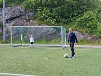 Na Lofotách, v městečku Henningsvær, se z trika stává fotbalový dres, reprezentující na světoznámém fotbalovém hřišti firmu Northfinder.