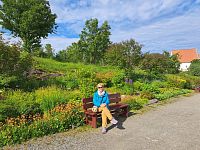 Botanická zahrádka u Trondenes Kirke, což je nejsevernější středověký kamenný kostel v Norsku a nejsevernější dochovaná středověká stavba na světě.