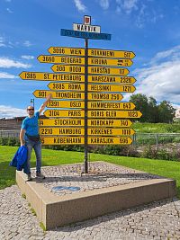 Obrázky z Norska – ukazatel vzdáleností ve městě Narvik