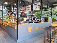 Ve městě Kiel není až tak jednoduché najít v neděli dopoledne otevřenou kavárnu se zahrádkou. Nakonec jednu takovou objevujeme ve čtvrti Kiel – Südfriedhof. Příjemný podnik se jmenuje Campus Suite.