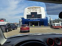 Color Line nakonec otevře svou tlamu a uvnitř v podpalubí se i pro naše auto nachází místečko. My se jdeme ubytovat o něco výše, do kajuty v devátém patře.